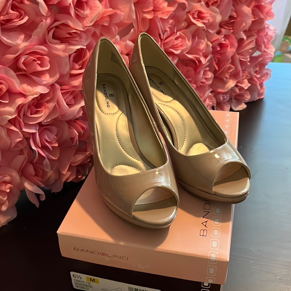 Bandolino supermodel natural heels pumps